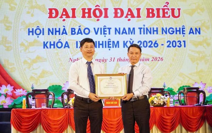 Hội Nhà báo Việt Nam trao tặng Bằng khen cho Hội Nhà báo Việt Nam tỉnh Nghệ An và 4 cá nhân.