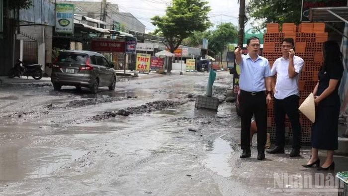 Lãnh đạo phường và Công an phường Long Thành có mặt tại hiện trường chỉ đạo công tác khắc phục sửa chữa tạm đoạn đường Bưng Môn hư hỏng.