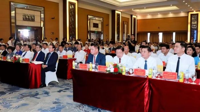 Các đồng chí lãnh đạo, nguyên lãnh đạo Đảng, Nhà nước và lãnh đạo tỉnh Nghệ An và các đại biểu dự hội nghị.