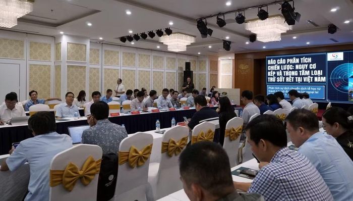 Tiến sĩ Ngô Đức Thắng, Trưởng khoa Dịch tễ NIMPE trình bày báo cáo tại hội nghị. (Ảnh: LÊ ĐÌNH THÌN)