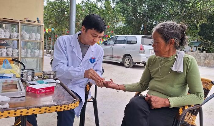 Lấy máu xét nghiệm phòng chống bệnh sốt rét. (Ảnh: NIMPE cung cấp)