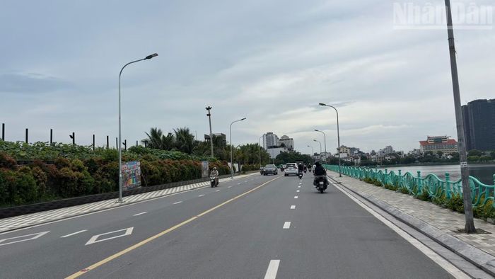 Ủy ban nhân dân thành phố Hà Nội đề xuất cải tạo, chỉnh trang toàn bộ hệ thống đường ven hồ Tây với tổng chiều dài khoảng 13,5km, đồng thời nghiên cứu mở rộng một số đoạn tuyến, đưa quy mô mặt cắt ngang lên khoảng 21m