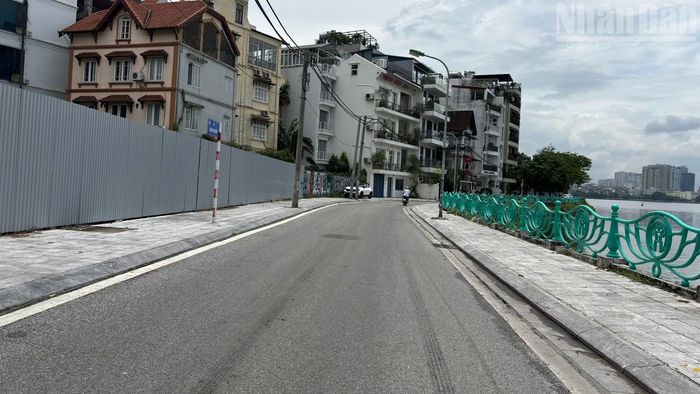 Đối với các tuyến đường như: Quảng Khánh, Lạc Long Quân, Thanh Niên, phương án là giữ nguyên mặt cắt giao thông hiện trạng và việc cải tạo sẽ tập trung vào chỉnh trang vỉa hè, vườn hoa, công viên, không gian công cộng.