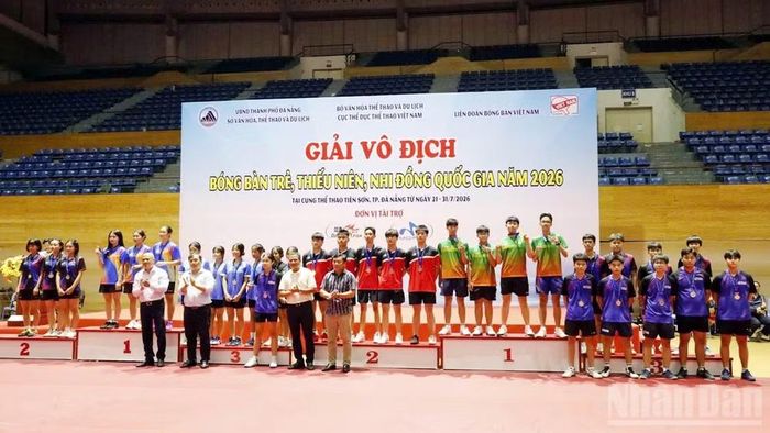 Ban Tổ chức trao huy chương Vàng nội dung đồng đội nam lứa tuổi 18-19 cho đội tuyển Lâm Đồng.