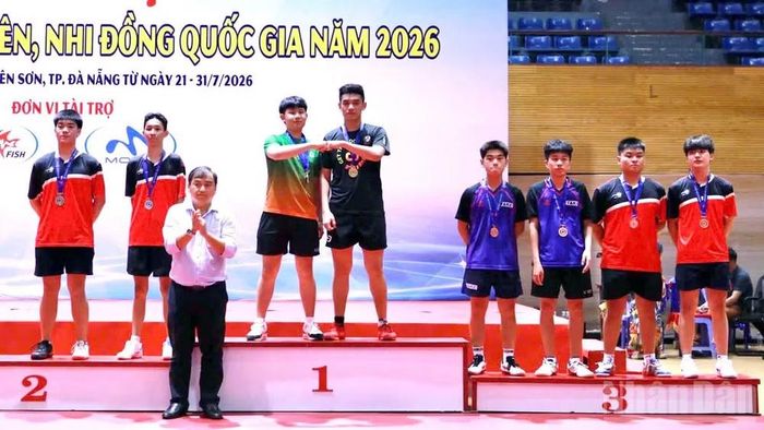 Ban Tổ chức trao huy chương Vàng nội dung đôi nam lứa tuổi 18-19 cho các tay vợt Lâm Đồng.