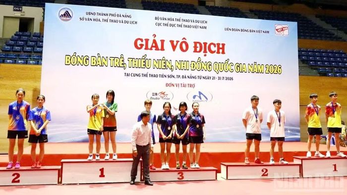 Các vận động viên Lâm Đồng giành huy chương Vàng nội dung đôi nữ lứa tuổi 16-17.