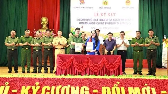 Công an tỉnh và Tỉnh đoàn Nghệ An ký kết kế hoạch phối hợp triển khai mô hình “3 cùng với thanh thiếu niên” vào năm 2025. (Ảnh tư liệu)