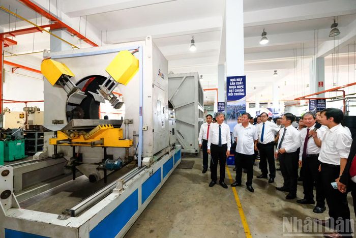 Các bộ, ban ngành tại Thành phố Hồ Chí Minh tham quan chuỗi cung ứng vật liệu và nâng cao năng lực cạnh tranh của ngành công nghiệp Việt Nam.