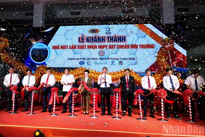 Nghi thức cắt băng khánh thành Nhà máy sản xuất nhựa HDPE đạt chuẩn môi trường tại Nhà máy CNS Thạnh Phát, Khu Công nghiệp Hiệp Phước, xã Hiệp Phước, Thành phố Hồ Chí Minh.