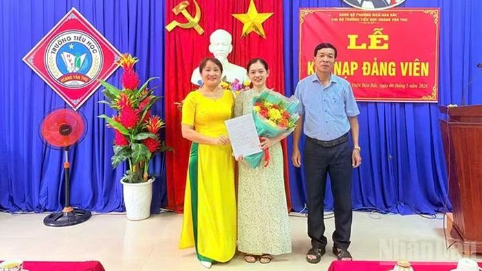 Chi bộ Trường tiểu học Hoàng Văn Thụ kết nạp đảng viên mới.