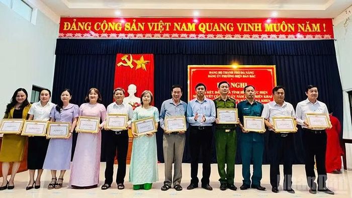 Đảng ủy phường Điện Bàn Bắc tặng giấy khen cho các chi, đảng bộ trực thuộc Đảng ủy phường đạt tiêu chuẩn "Chi bộ 4 tốt", Đảng bộ 4 tốt" năm 2025.