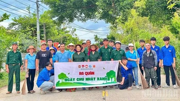 Đông đảo nhân dân ra quân hưởng ứng thực hiện “ngày chủ nhật xanh” dọn dẹp vệ sinh, giữ gìn cảnh quan trên các tuyến đường.