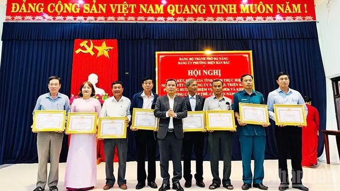 Đảng ủy phường Điện Bàn Bắc tặng giấy khen cho các chi, đảng bộ trực thuộc Đảng ủy phường đạt tiêu chuẩn hoàn thành xuất sắc nhiệm vụ năm 2025.
