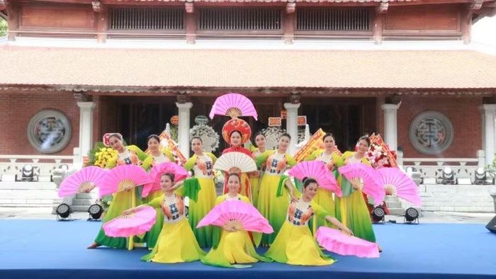 Một tiết mục trong chương trình nghệ thuật với chủ đề “Nguyễn Đức Cảnh - sáng mãi một tấm gương”.