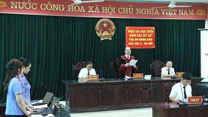 Hội đồng xét xử tuyên án. (Ảnh: HỒNG NGUYÊN)