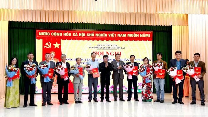 Lãnh đạo phường Xuân Trường-Đà Lạt trao quyết định công nhận 12 tổ trưởng dân phố nhiệm kỳ 2026-2031 trên địa bàn.