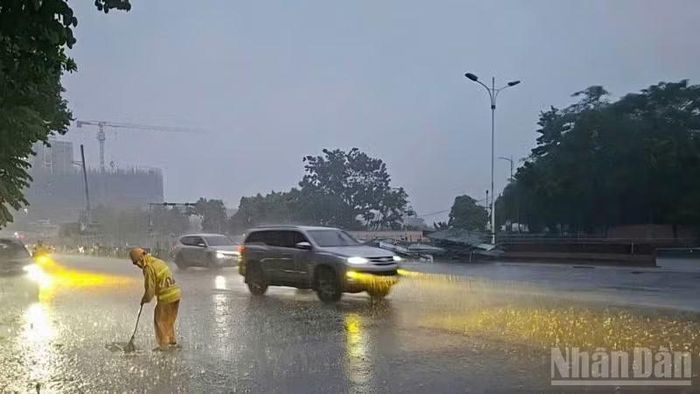 Công nhân xử lý thoát nước đường Đàm Quang Trung.