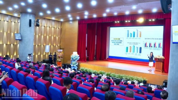 Diễn giả trình bày tham luận khoa học tại hội thảo.