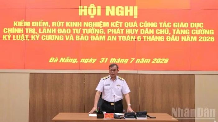 Chuẩn Đô đốc Nguyễn Đăng Tiến, Bí thư Đảng ủy, Chính ủy Vùng phát biểu tại hội nghị.