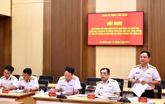 Các đồng chí trong Đảng ủy thảo luận, tự phê bình và phê bình với tinh thần dân chủ, thẳng thắn, xây dựng.