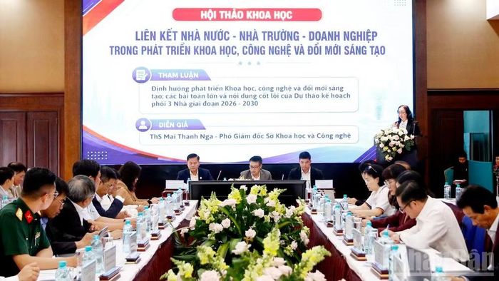 Đại biểu tham luận tại hội thảo.