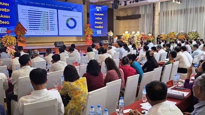 Các đại biểu nghe báo cáo các bước triển khai, kết quả đánh giá DCCI Thanh Hóa.