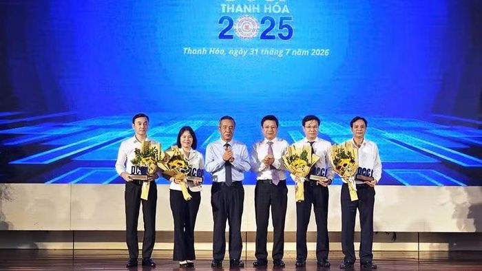 Lãnh đạo tỉnh Thanh Hóa trao biểu trưng, tặng hoa chúc mừng bốn ngành cấp tỉnh dẫn đầu bảng xếp hạng.