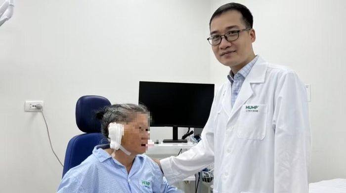 Bác sĩ kiểm tra, đánh giá cho người bệnh trước khi xuất viện.