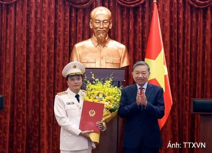 Tổng Bí thư, Chủ tịch nước Tô Lâm trao Quyết định thăng Quân hàm từ Trung tướng lên Thượng tướng đối với đồng chí Đặng Hồng Đức, Thứ trưởng Công an.