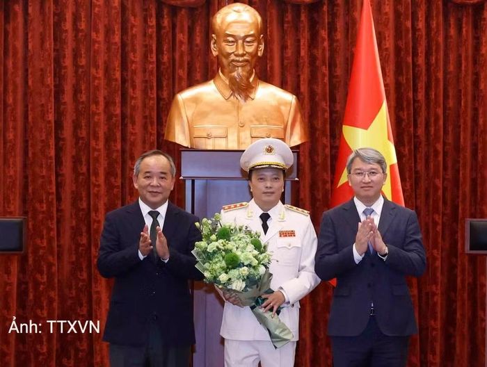 Đồng chí Nguyễn Hải Ninh, Ủy viên Trung ương Đảng, Chánh Văn phòng Trung ương Đảng và đồng chí Lê Khánh Hải, Ủy viên Trung ương Đảng, Chủ nhiệm Văn phòng Chủ tịch nước chúc mừng Thượng tướng Đặng Hồng Đức.