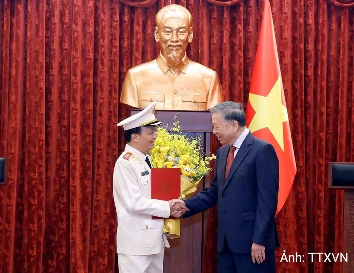  Tổng Bí thư, Chủ tịch nước Tô Lâm trao Quyết định thăng Quân hàm từ Trung tướng lên Thượng tướng đối với đồng chí Đặng Hồng Đức, Thứ trưởng Công an. 