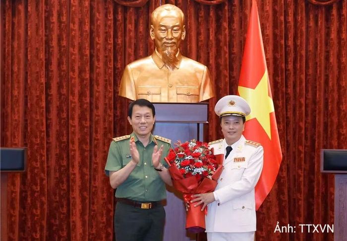 Đại tướng Lương Tam Quang, Ủy viên Bộ Chính trị, Bí thư Đảng ủy Công an Trung ương, Bộ trưởng Công an tặng hoa chúc mừng Thượng tướng Đặng Hồng Đức.