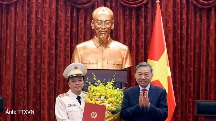 Tổng Bí thư, Chủ tịch nước Tô Lâm trao Quyết định thăng Quân hàm từ Trung tướng lên Thượng tướng đối với đồng chí Đặng Hồng Đức, Thứ trưởng Bộ Công an. (Ảnh: Thống Nhất/TTXVN)