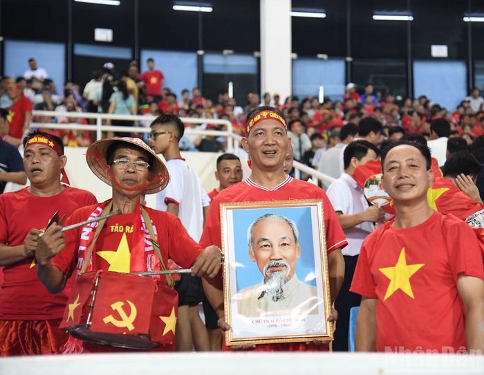 Hình ảnh Chủ tịch Hồ Chí Minh nổi bật giữa sắc đỏ cờ Tổ quốc.