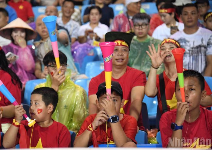Tiếng kèn cổ động góp phần khuấy động bầu không khí.