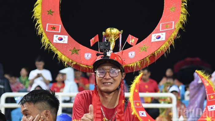 Sắc đỏ chiếm trọn sân Mỹ Đình.