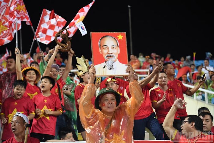 Hình ảnh Chủ tịch Hồ Chí Minh được người hâm mộ trang trọng mang tới sân, hòa cùng màu cờ Tổ quốc trong ngày hội bóng đá.