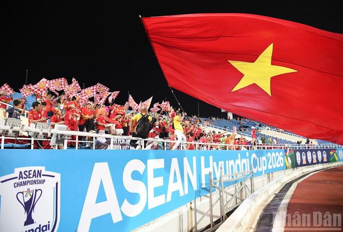 Sắc đỏ của cờ Tổ quốc và áo cổ động nổi bật trên các khán đài sân Mỹ Đình trước giờ bóng lăn.