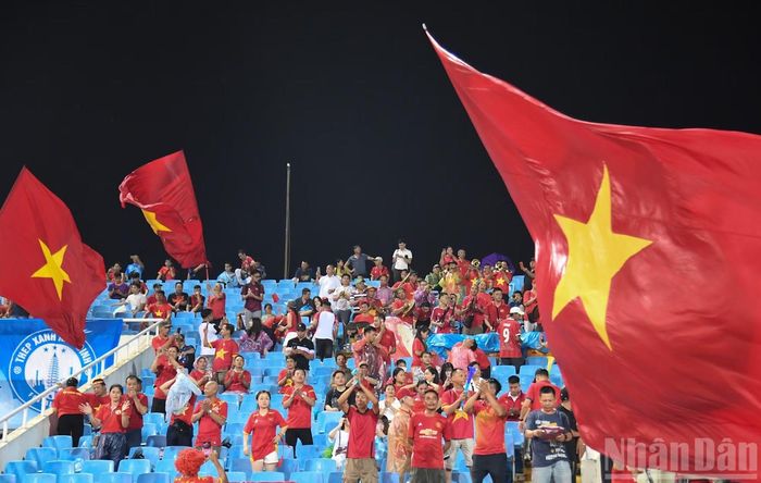 Người hâm mộ phất cao cờ Tổ quốc, sẵn sàng tiếp thêm tinh thần cho thầy trò huấn luyện viên Kim Sang Sik.