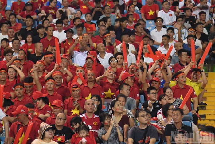 Từ người lớn đến trẻ nhỏ, tất cả đều hướng tới trận đấu giữa đội tuyển Việt Nam và Singapore.