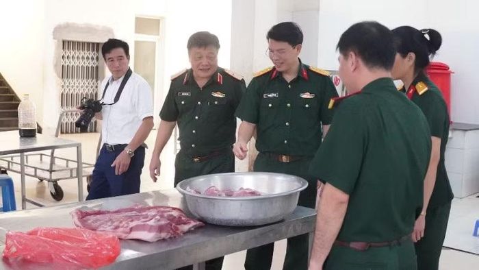 Đoàn công tác kiểm tra công tác hậu cần.