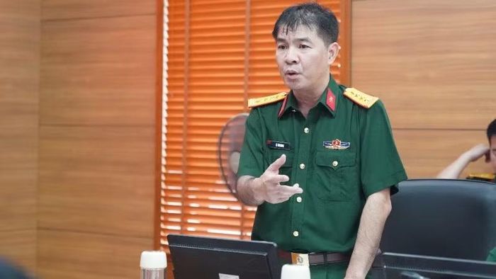 Đại tá Lê Văn Minh, Giám đốc Nhà máy Z129 báo cáo kết quả công tác chuẩn bị cho hội thi.