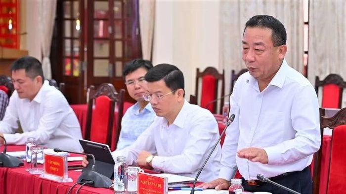 Phó Chủ tịch Ủy ban nhân dân tỉnh Nghệ An Nguyễn Văn Đệ phát biểu tại buổi làm việc.