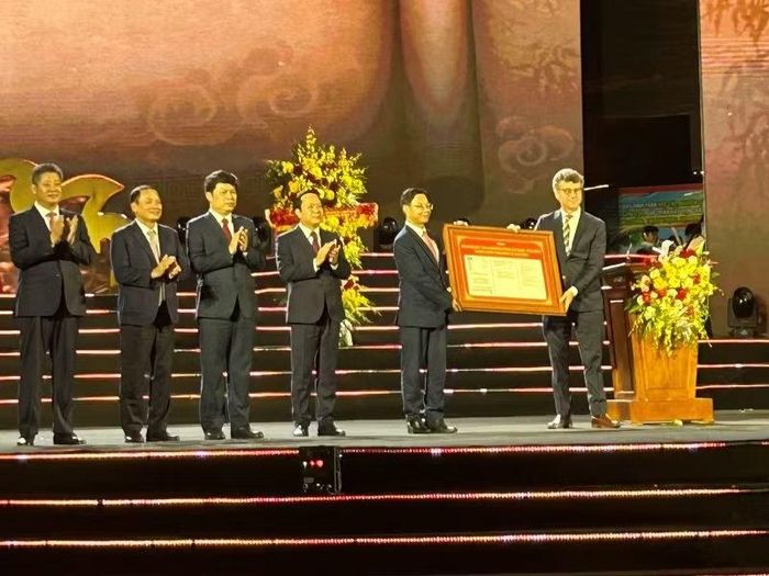 Trưởng đại diện Văn phòng UNESCO tại Việt Nam trao Nghị quyết của UNESCO vinh danh Danh nhân văn hóa Lê Quý Đôn cho lãnh đạo tỉnh Hưng Yên.