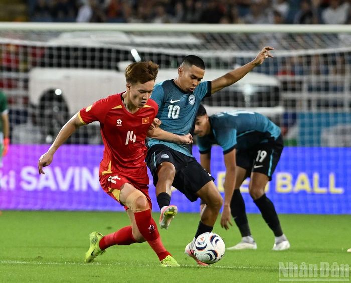 Nguyễn Hoàng Đức giữ vai trò quan trọng trong việc điều tiết và tổ chức các đợt lên bóng của đội tuyển Việt Nam.