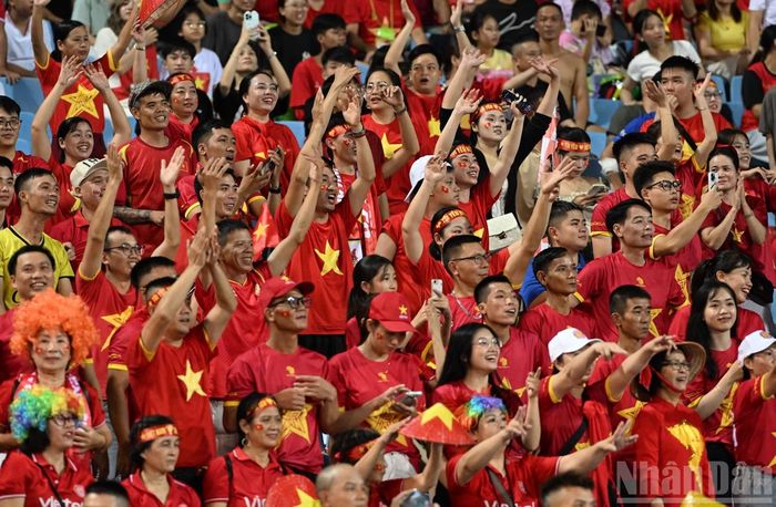 Người hâm mộ Việt Nam trên khán đài sân Mỹ Đình "tiếp lửa" cho thầy trò huấn luyện viên Kim Sang Sik trong trận sân nhà đầu tiên tại ASEAN Championship 2026.