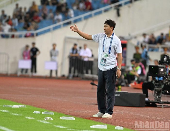 Huấn luyện viên Kim Sang Sik theo dõi các học trò từ khu vực kỹ thuật. Đội tuyển Việt Nam tạo ra nhiều cơ hội nhưng không thể cụ thể hóa ưu thế thành bàn thắng.