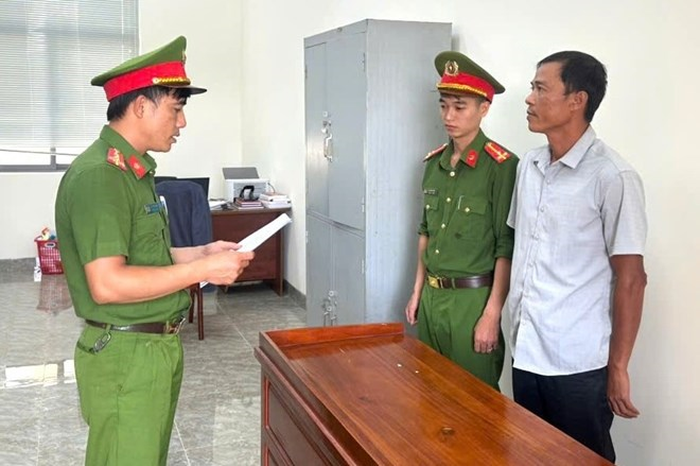 Công an xã Tuy Đức tống đạt quyết định khởi tố vụ án hình sự, quyết định khởi tố bị can và thi hành lệnh bắt bị can để tạm giam đối với Phạm Văn Thể. Ảnh: Công an xã Tuy Đức