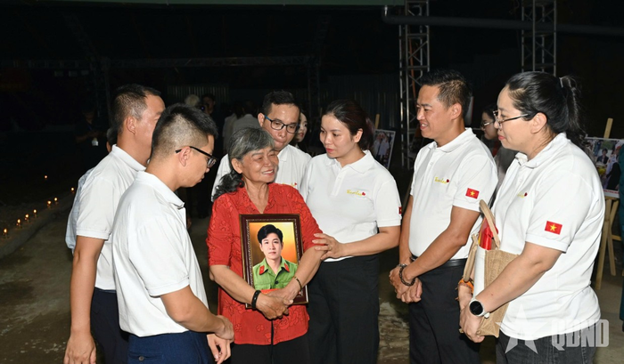 Các thành viên Team Lee trao di ảnh tặng thân nhân liệt sĩ tại công viên Lê Thị Riêng. Ảnh: LÊ TIẾN