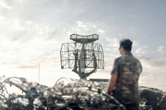  Một binh sĩ đứng trước hệ thống radar phòng không. Ảnh: Alamy